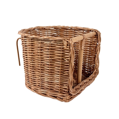 Rieten fietsstoeltje voor pop of knuffel.