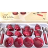 Dînette en porcelaine rouge cerise service à café: cafetière, sucrier, pot à lait, 4 tasses, 4 soucoupes et 4 cuillères à café.
