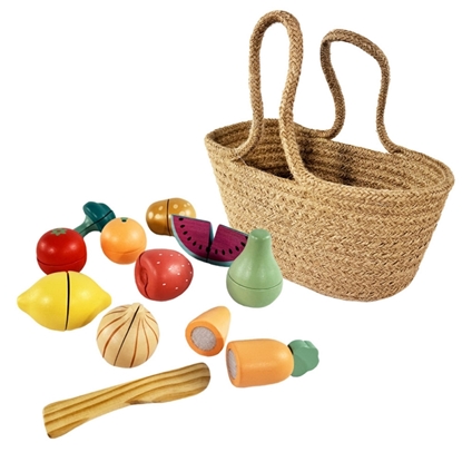 Een touw mandje met ernaast kleurrijke houten groenten, fruit en houten mes.