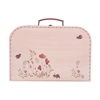Petite valise en carton rose avec motif floral et coccinelles contenant un ouvrage de broderie pour enfant.