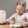 Una bambina sta lavorando al suo kit ricamo per bambini.