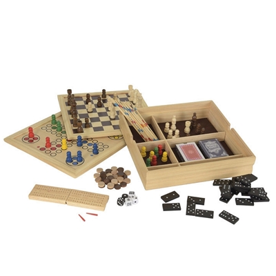 Houten doos met, uitgestald, alle houten onderdelen om 11 gezelschapsspellen te kunnen spelen.