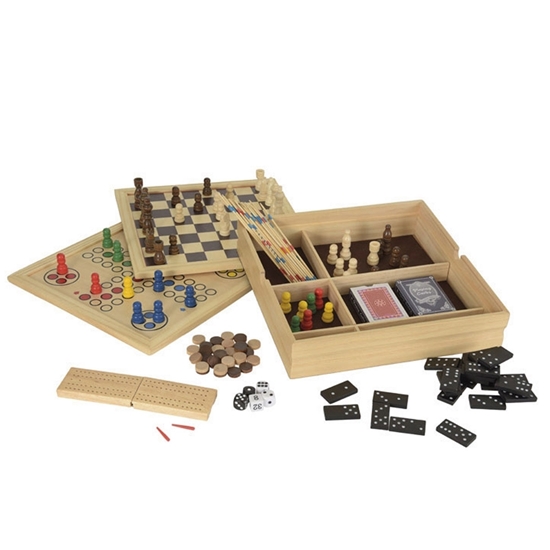 Houten doos met, uitgestald, alle houten onderdelen om 11 gezelschapsspellen te kunnen spelen.