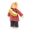 Une poupée Nanchen aux cheveux de mohair blonds porte des jeans bleu foncé, une robe rouge à pois blancs et son bébé dans un sac en bandoulière.