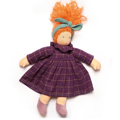 Nanchen pop Marlene met rood haar samengehouden met een groene strik,  roze fluwelen schoentjes en paars en geel geruit kleedje.