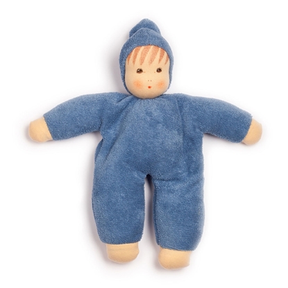 Poupée Nanchen Schmuse dunkelblau pour bébé ou bambin, porte une tenue bleue et un bonnet à pointe bleu.