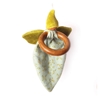 Jouet à saisir en tissu vert menthe muni d'un bonnet pointu rose et d'ailes vertes de velours et d'un anneau de dentition en érable.