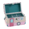 Boîte à couture ouverte en forme de caravane pour enfant.