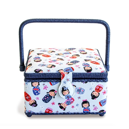 Blauw en mind naaimandje met afbeeldingen van Japanse meisjes  (Kokeshi).
