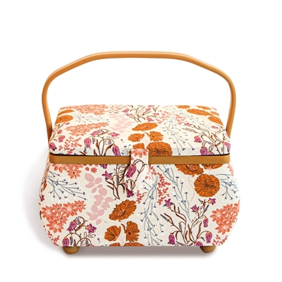 Grand panier à couture pour enfants avec accessoires, dans les tons bru-orange avec anse pour le porter.
