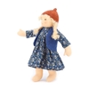 Nanchen Lotta pop met blonde vlechten, bruine ogen, donkerblauw kleedje en  gilet, roestkleurige wollen muts.