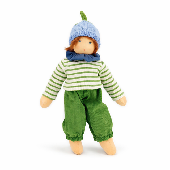 Nanchen pop met blauwe ogen en kastanjebruin haar, groene corduroy broek, een groen-wit gestreepte sweater en lichtblauwe gebreide muts met een groene steel.