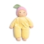 Gele knuffelpop van Nanchen met roze muts en groen blaadje, blauwe ogen en blond mohair haar.