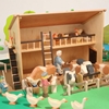 Jouet ferme en bois avec étage, escalier, échelle, râtelier, 2 mangeoires, abreuvoir et 5 clôtures, peuplée d'animaux (non inclus).