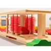 Station de lavage auto jouet en bois couleur bois naturel et 4 brosses rouges.