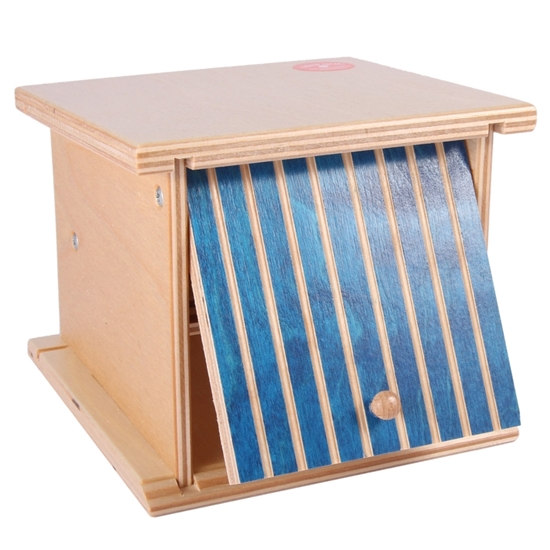 Dubbele speelgoed garagebox in hout met bovenverdieping die omlaag kan komen en blauwe kip deur.