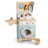 Lichtblauwe speelgoed wasmachine in hout met wasdraad, strijkplank, strijkijzer, wasmand en wasproducten.